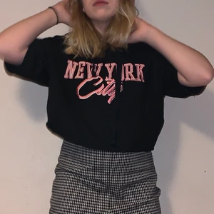 Kort huvtröja - Svart långärmad magtröja ish med luva köparen står för frakt kan mötas upp i Billinge eller Eslöv 