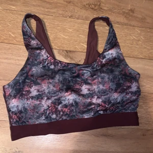 Sport-bh  - Sport-bh aldrig använd i storlek S/M köparen står för frakt kan mötas upp i Billinge eller Eslöv 