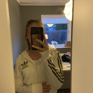 Adidas - Säljer denna skit snygga tjocktröja från Adidas.☺️Säljer pågrund av andvänder inte längre och börjar bli för liten.💓Det är strl. 38 men funkar på mig som vanligtvis har 36.☺️Köparen står för frakten.💓