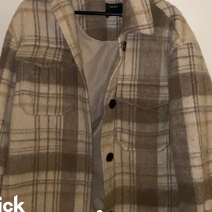 Bershka jacka 💕 - Lägger ut igen pga oseriösa köpare. Inköpt för ett och ett halvt år sedan och kommer tyvärr inte till användning. Pris kan diskuteras vid snabb affär ❤️ köparen står för frakten 💕😍