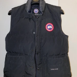 Canada goose väst - Strlk M äkta väst, sparsamt använd därmed inga fläckar eller hål. Hör av er vid intresse!