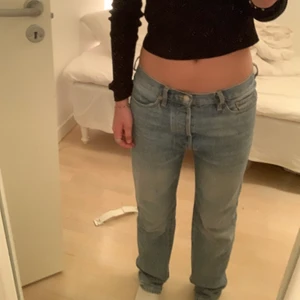 Lågmidjade raka byxor  - Asss snygg lågmidjade byxor som jag säljer för har två av. Dem är i storlek: width, 28 och length 32. Jag har storlek 36-38 i zara jeans och dessa passar mig perfekt. Jag köpte dem för runt 900kr