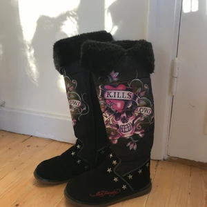 Ed hardy skor - Varma vinterskor från ed hardy, men går att använda inpå våren till kjol också! supersköna och unika