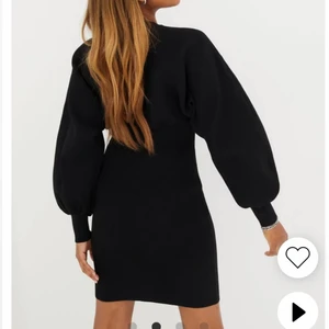 Svart klänning - Superpopulär klänning från YAS (nypris 749kr) säljs i nyskick! Ribbad med markerad midja och ballongärmar. Storlek S