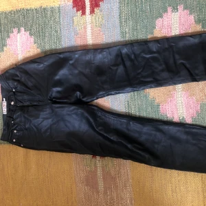 Vintage läderbyxor  - Vintage 90tals vida läderbyxor. Sitter fint i midjan och löst i benen. Har ett hål i innertyget på byxan men det syns inte på utsidan. 
