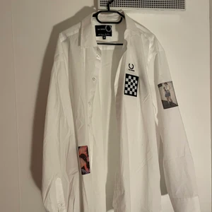 Raf Simons X Fred Perry skjorta. - Extremt stor. En av dom bästa grejerna från Raf x Fred Perry collaben. 