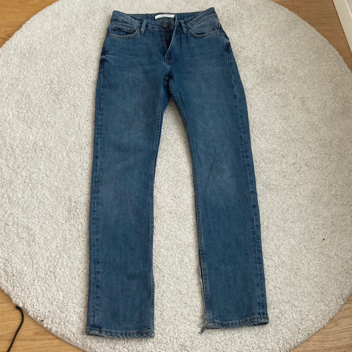 Blå jeans med slit 