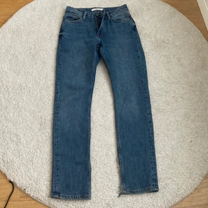 Blå jeans med slit  - Jättesköna jeans från lager 157. Slitet har jag klippt skälv. Säljer för dem e för långa och lite för stora i midjan. Kan frakta men står inte för den.