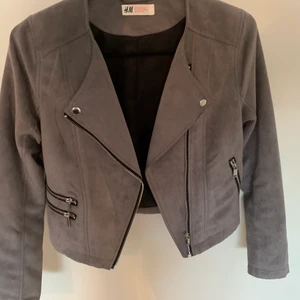 H&M vår jacka  - Perfekt jacka till våren som passar till allt. Alldrig använd, storlek 158 