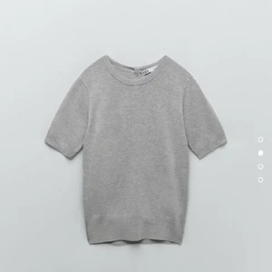 Stickad baströja  - Säljer min supersnygga baströja från zara, helt slutsåld. Säljer pga att den inte kommer till användning❣️