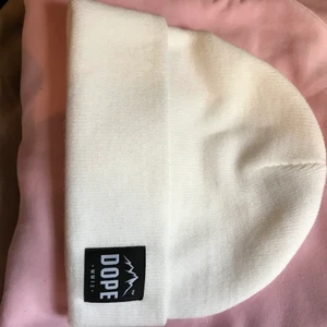 Vit dope mössa - Vit mössa från dope. Använd fåtalgånger, fin och ren😇