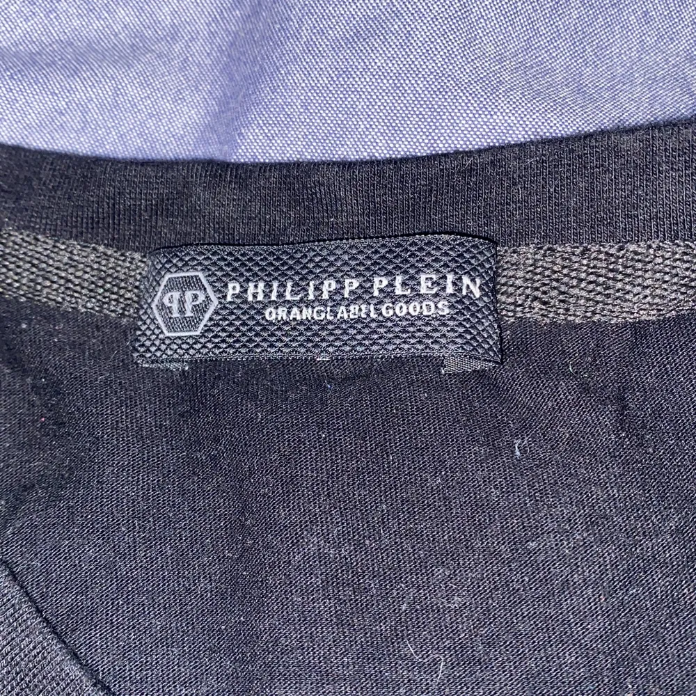 Philipp plein t-shirt, välanvänd och några pärlor har låstnat men inget som märks. Sänker pris vid snabb affär. T-shirts.