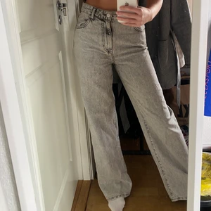 Gråa raka jeans - Från Bershka storlek S knappt använda! 🦋