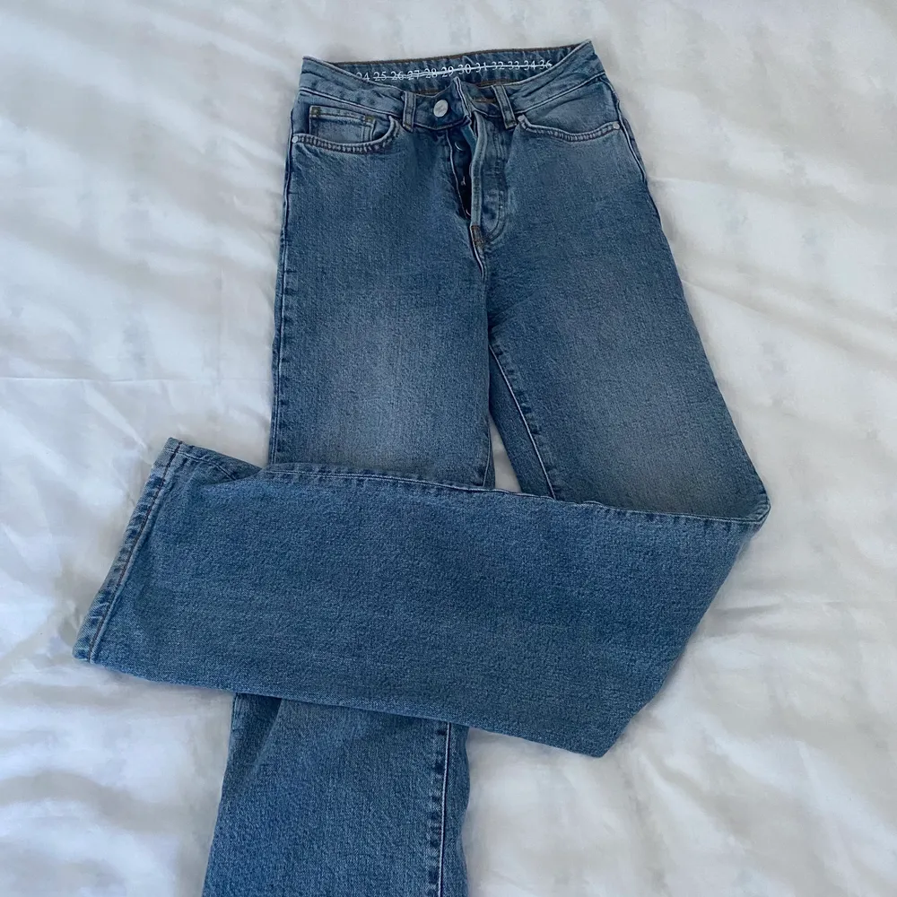 Blåa jeans från BikBok i 24. Dessa är en rak modell alltså är de läsare vid vaden. De är lite långa på mig som är 165 men jag löste de med att använda höga skor eller så vek jag upp dom. Man kan också klippa dom en bit om man vill.. Jeans & Byxor.