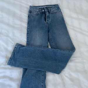 Blåa jeans  - Blåa jeans från BikBok i 24. Dessa är en rak modell alltså är de läsare vid vaden. De är lite långa på mig som är 165 men jag löste de med att använda höga skor eller så vek jag upp dom. Man kan också klippa dom en bit om man vill.