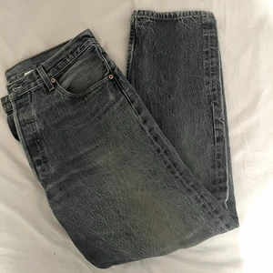 Levis 501 vintage 💕💕 - Missvisande färg på bilderna! mer mörk blå / jeans blå (helt PERFEKT färg) 😍