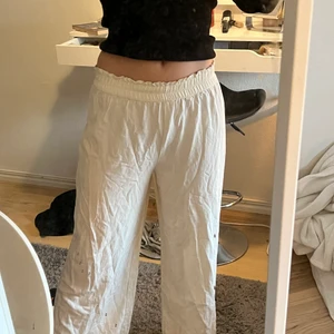 Ljusa byxor - Ljusa linne liknande byxor, långa och i bra skick, passar mig som är 169 👍🏻, pris: 200kr + frakt 66kr 