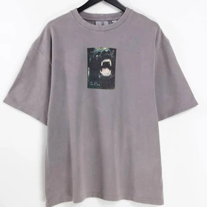 T-shirt i pikématerial i oversize - En skitcool oversize t-shirt i pikématerial med fotografiskt tryck😍😍 Väldigt skönt och lätt tyg😊 Använd 1 gång så tröjan är i nyskick😌 Säljer pga att den inte längre används😚