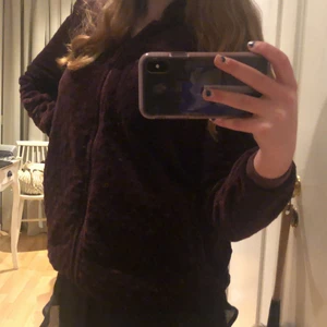 Fin tröja - Jätte fin skön tröja med dragskedja! Inte mkt använd. 