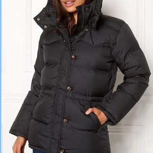 Boomerang jacka - Säljer nu min varmaste jacka jag säljer pågrund av att jag inte använder den längre den är ganska stor i storlek S men passsar både XS och M . Jackan har inga defekter förutom att luvan inte finns kvar då jag tappat bort den. Nypris 6000kr jag säljer denna för 3000kr pris kn diskuteras💖 skriv privat för bilder❤️