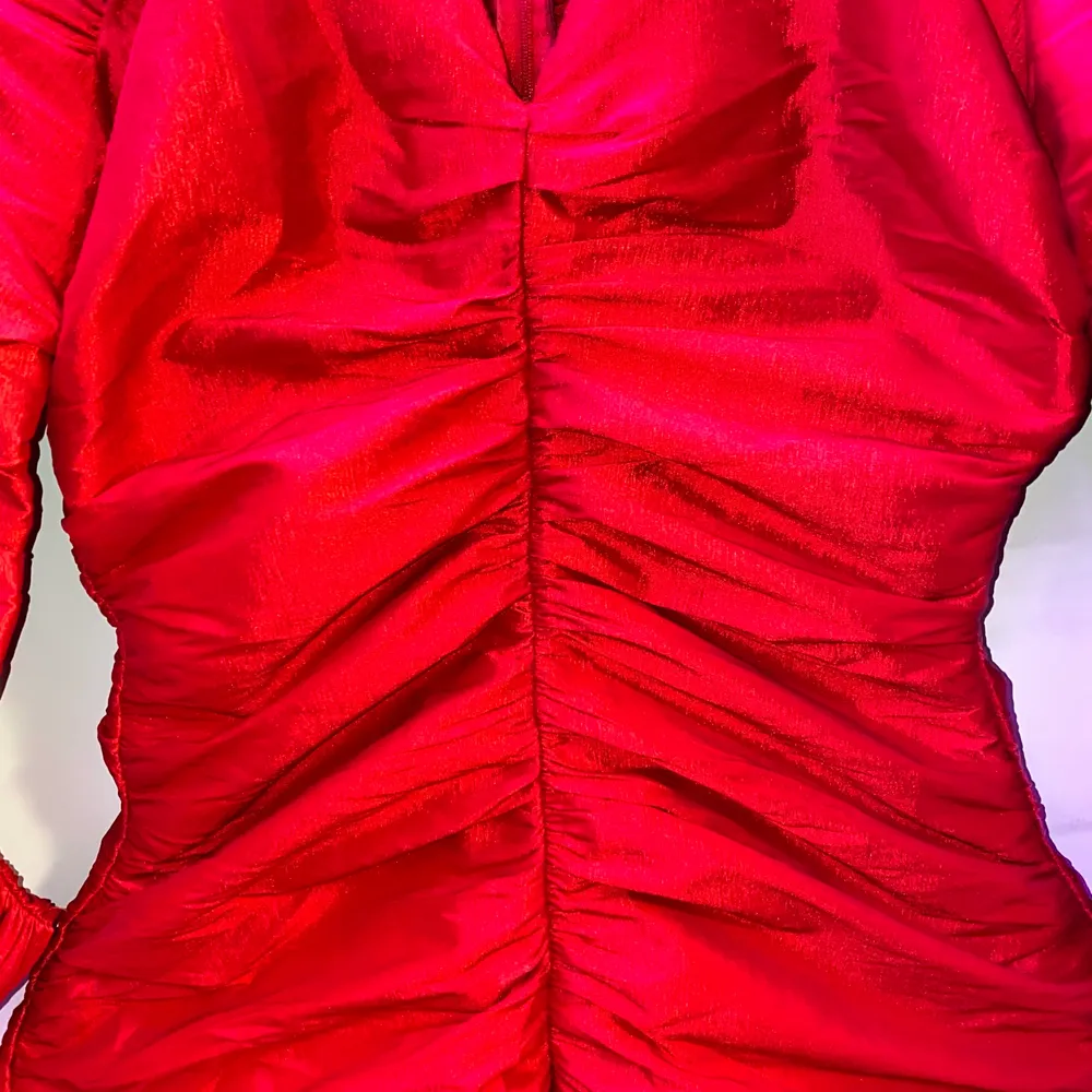 En figursydd röd klänning från Zara! Bild 3 ger bättre uppfattning av materialet😍 Riktigt snygg och är i storlek XS. Säljer den då den sitter för mig. ⚠️ Dragkedjan där bak tenderar att fastna ibland när man ska dra upp den ⚠️ men annars är den i bra skick🤩. Klänningar.