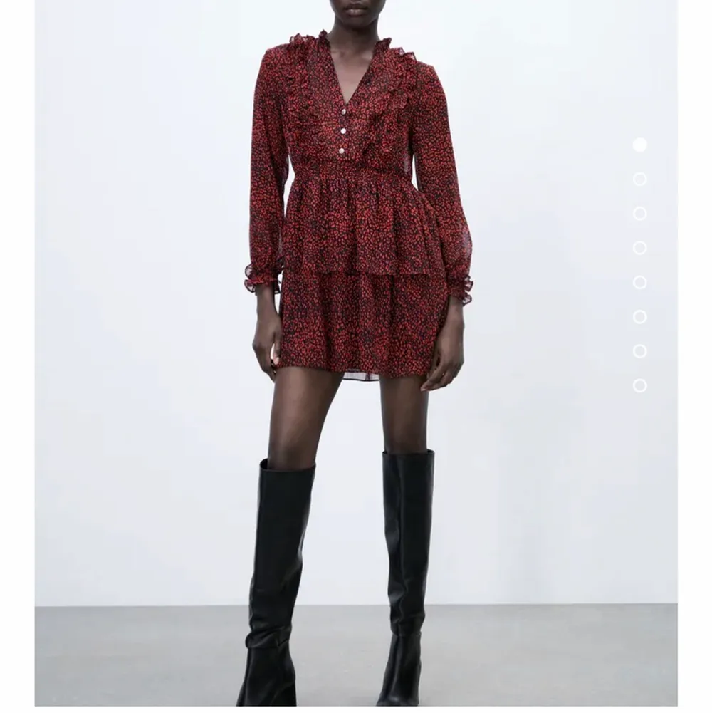 Intressekoll på denna jättefina klänning från Zara❣️ Funderar på att sälja om jag får ett bra pris för den. Använd endast en gång, storlek M🤍. Klänningar.