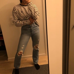 Levis jeans  - Ett nästintill helt oanvända Levis jeans med slitningar på benen. Otroligt snygga, men tyvärr för stora för mig💕 