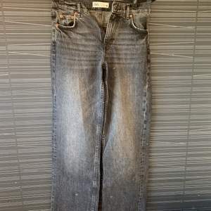 Säljer nu ett par Zara jeans som är köpta för några månader sen men aldrig kommit till användning. Jeansen är i modellen 90s full length. Storlek 34 som jag klippte av så dom skulle passa min längd, är 165 cm lång. Köpte för 199 kr, säljer för 100.