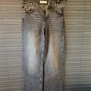 Zara jeans - Säljer nu ett par Zara jeans som är köpta för några månader sen men aldrig kommit till användning. Jeansen är i modellen 90s full length. Storlek 34 som jag klippte av så dom skulle passa min längd, är 165 cm lång. Köpte för 199 kr, säljer för 100.