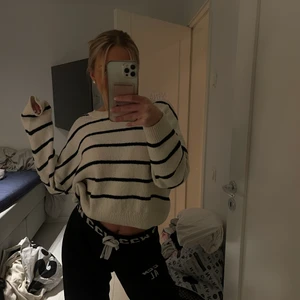 Randig stickad tröja - Säljer min randiga tröja, endast använd vid ett fåtal tillfällen! Storlek S!! 200kr🙌🏼