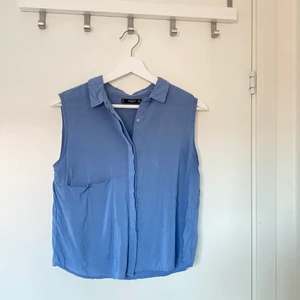 Ljusblå blus - Ljusblå ärmlös cropped blus. ofta använd men i bra skick. Storlek S