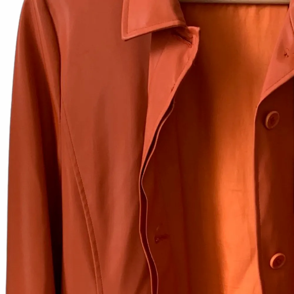 Vintage orange regnjacka/trenchcoat 🧥 supersnygg och jättebra kvalitet, made in Italy. Modellen bär oftast xs och är 174cm lång. Skriv om funderingar 🧡. Jackor.