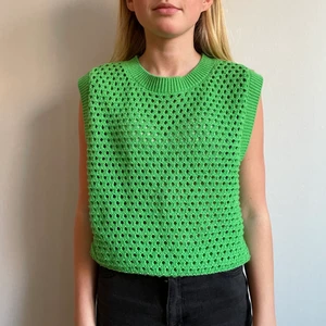 Stickad väst - Helt ny, prislapp kvar. Tappat bort kvittot och kan inte lämna tillbaka i butik. 