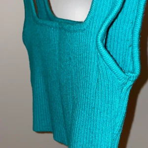 Turkost kroppat linne  - Stickat linne i turkos från Chiquelle🦕 kroppad i modellen och stretchigt material! 