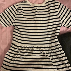 Zara tröja - Säljer nu min fina tröja med volanger från zara. Säljer då den TYVÄR inte kommer till användning längre :( Är inte säker på om tröjan går att köpa i just den färgen längre men i så fall är den slutsåld. Tröjan är använd X antal gånger och är i bra skick. Nypris: 169kr! Säljer inte för mindre än 45kr. Tröjan kommer komma tvättad+strykt. Frakt diskuteras ❤️köp direkt: 95kr BUD: 85kr. Kommer sluta budgivningen runt 22:30 idag 12/2