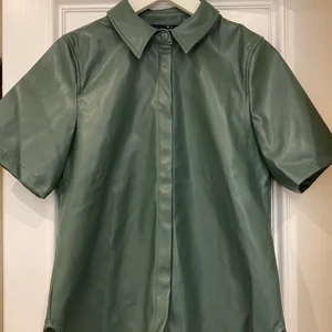 Cool skinnimitation skjorta. - En oanvänd skjorta från Gina Tricot. Knappar hela vägen. 