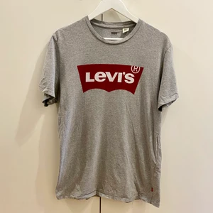 Levi’s T-shirt, Strl. L - Grå T-shirt från Levi’s. Herr, storlek L men sitter även bra som M. Fint skick