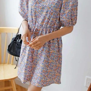 Fin ubrugt sommer kjole med blomster - Ubrugt 