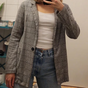 Kavaj  - Grårutig kavaj i mjukt tyg! Köpt secondhand 🤍