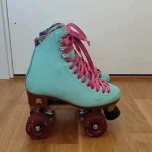 Rullskridskor - Ett par rullskridskor som är föremål    Original pris 2000