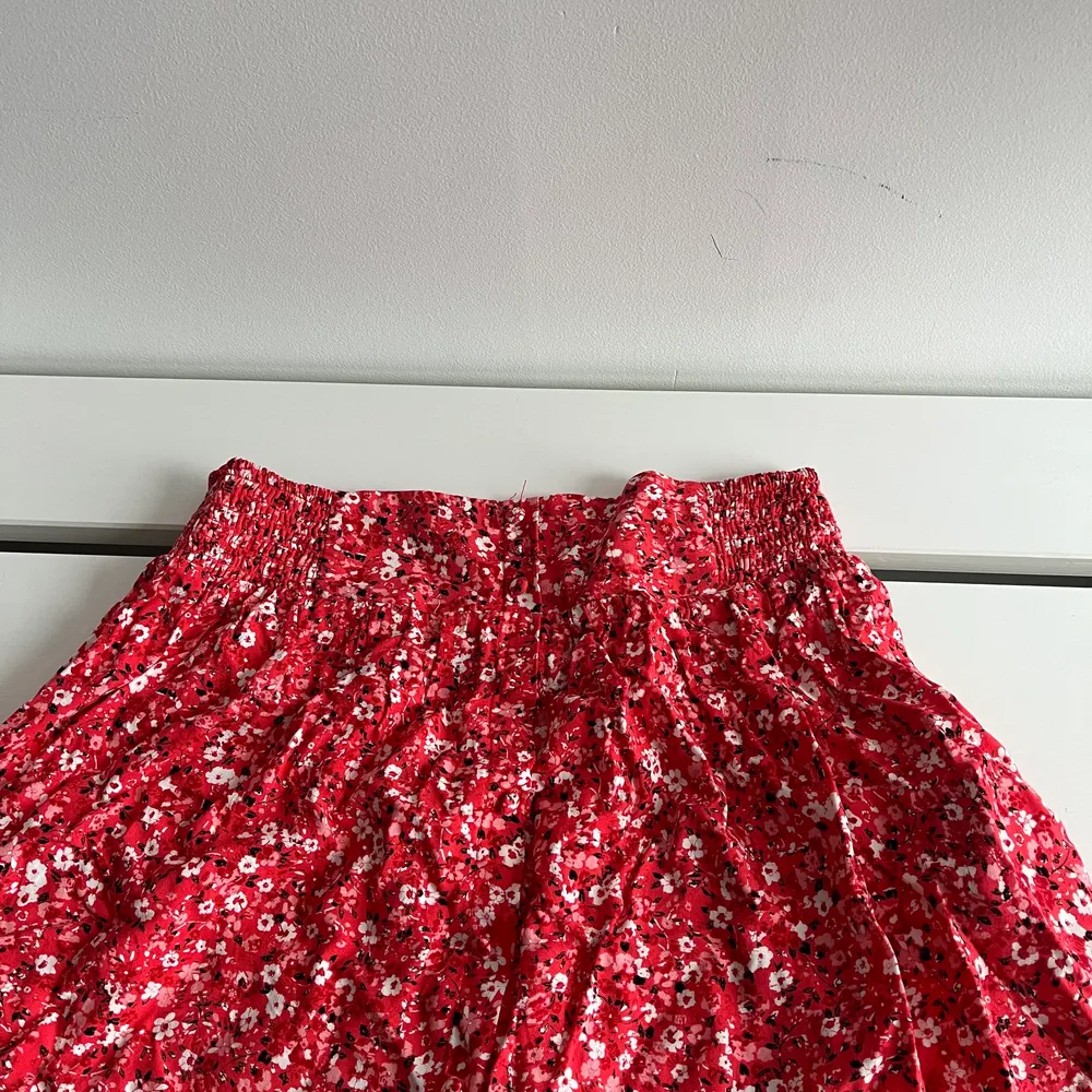 Fin röd blommig somrig kjol, perfekt till sommaren! Kjolen säljs för 70kr + frakt. . Kjolar.