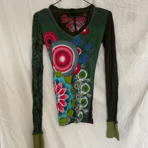 desigual - tight desigualtröja med riktigt långa ärmar!! i fin grön basfärg som passar till det mesta 