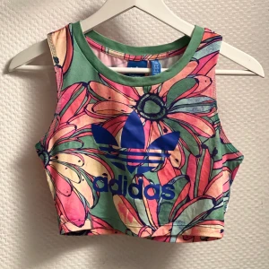 Adidas - Adidas topp med matchande väska. Jätte fint skick på både topp och väska.💖                                                     150 kr styckvis, 200 för båda.                                 (Jag står för frakt 📦 )