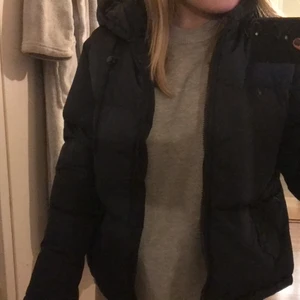 Blå pufferjacket - Säljer denna helt oanvända (med prislapp kvar) mörkblå vinterjacka då den kom i fel storlek. Storlek 36 (passar en xs-s)💞Från missguided. Pris kan diskuteras