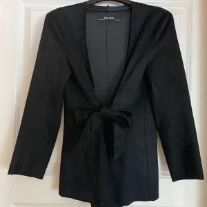 Kappa  - Tunn kappa från zara i mocka, storlek m. Använd i god skick 