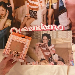 Queendom album - Red Velvet Queendom album girls (case) ver. ALLT från när den var nyköpt ingår, inklusive pre order benefit (postern). Postern är ca 920x610 mm stor! Skivan är aldrig spelad! Har haft postern på väggen men annars har albumet mest stått fint på hyllan :)