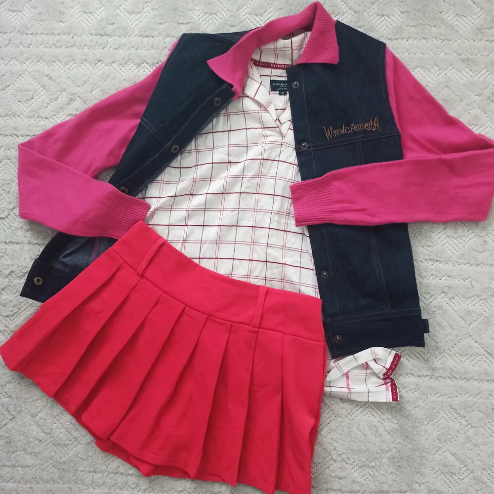 1 Riktig Burberry tennis skjorta + 1 riktig Vogue Cashmere x Jeans jacka + 1 rosa skort ingår. Riktig Y2K! Hämtas i Stockholm/Täby eller skickas mot fraktkostnad.. Skjortor.