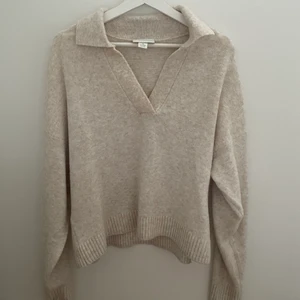 Stickad tröja med krage - Säljer denna populära tröja från Monki som är helt slutsåld. Strl M men passar mig som även har S i tröjor ☺️ Använd enstaka gånger så fortfarande fint skick. Inte nopprig eller stickig. Jätteskönt material❤️ frakt tillkommer!🥰 BUD PÅ 300