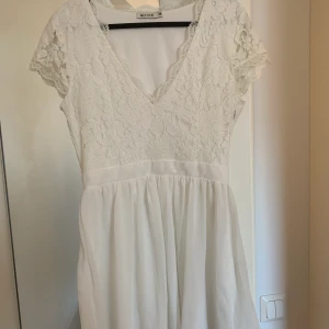 Vit klänning storlek 38 - Aldrig använd vit klänning, köpte till studenten förra året men användes ej. Storlek 38. 150kr+frakt 
