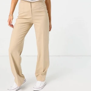 Kostymbyxor bershka  - Ett par populära kostymbyxor från Bershka. Säljs då dem inte kommer till användning. Har klippt upp dem lite så dem passar någon runt 158-165. Frågor eller fler bilder på byxorna kan tas privat. Kan postas eller mötas upp i centrala sthlm 💞